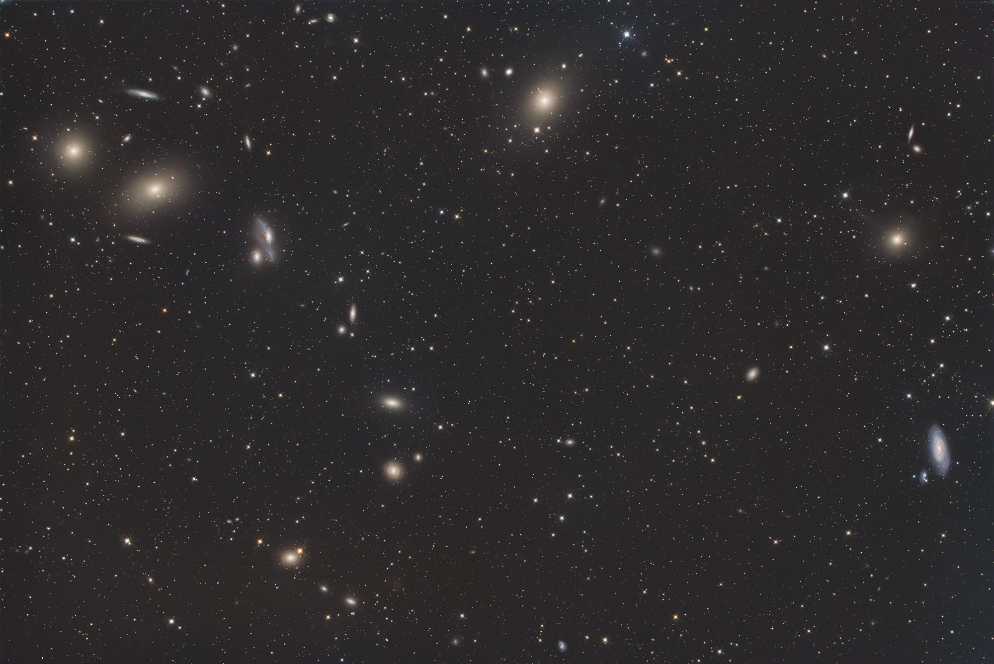 Die die bogenförmig angeordneten Galaxien der Markarjansche Kette mit den Galaxien Messier 84 und Messier 86 links oben, die Galaxie Messier 87 oben-mitte und die beiden Galaxien Messier 89 und Messier 90 rechts liegen im Sternbild Jungfrau.